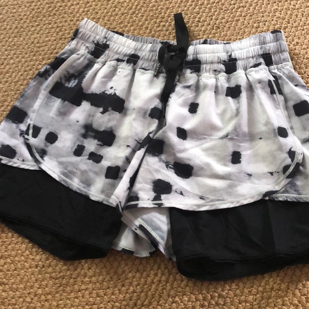 Lululemon shorts w built in brief